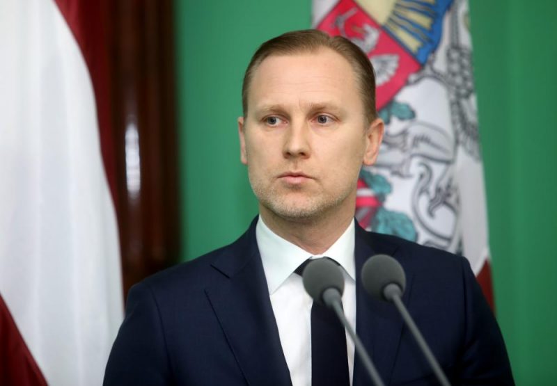 Partijas “KPV LV” prezidenta amata kandidāts Aldis Gobzems atbild uz žurnālistu jautājumiem pēc Valsts prezidenta paziņojuma, ka valdības veidošanu tiek uzticēta viņam.