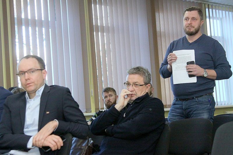 Latvijas Ārstu biedrības viceprezidentam Robertam Fūrmanim (no labās) neradās pārliecība, ka politiķi nekavējoties rīkosies, lai janvārī mediķiem nebūtu jāviļas un atkal jāraksta atlūgumi. Saeimas Sociālo un darba lietu komisijas priekšsēdētājs Andris Skride (no kreisās) sacīja, ka nākamajās trīs sēdēs tiks iekļauti jautājumi, kas saistīti ar mediķu atalgojumu. Arī ilggadējais komisijas pārstāvis Vitālijs Orlovs norādīja, ka Saeimai ir jāpilda mediķiem dotie solījumi, tikai nevarēja pateikt, kā lai tos izpilda līdz janvārim.