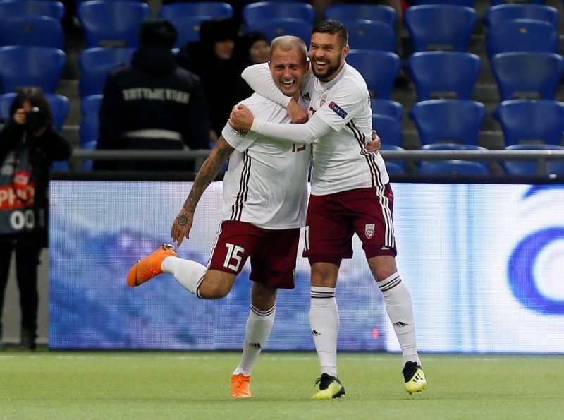 Latvijas izlases futbolisti Deniss Rakels (no kreisās) un Artūrs Karašausks priecājas par gūtajiem vārtiem pret Kazahstānu.