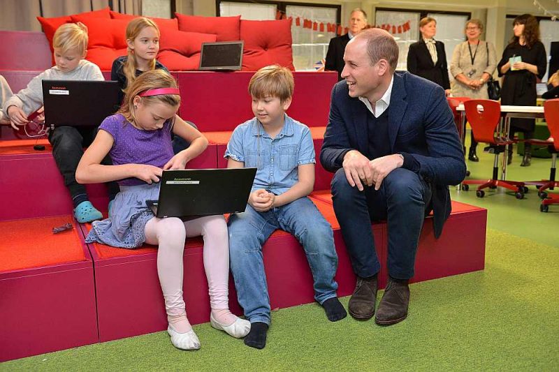 Princis Viljams, Kembridžas hercogs, iepazīstas ar datorprogrammēšanas klasi Lautasāri pamatskolā Helsinkos.