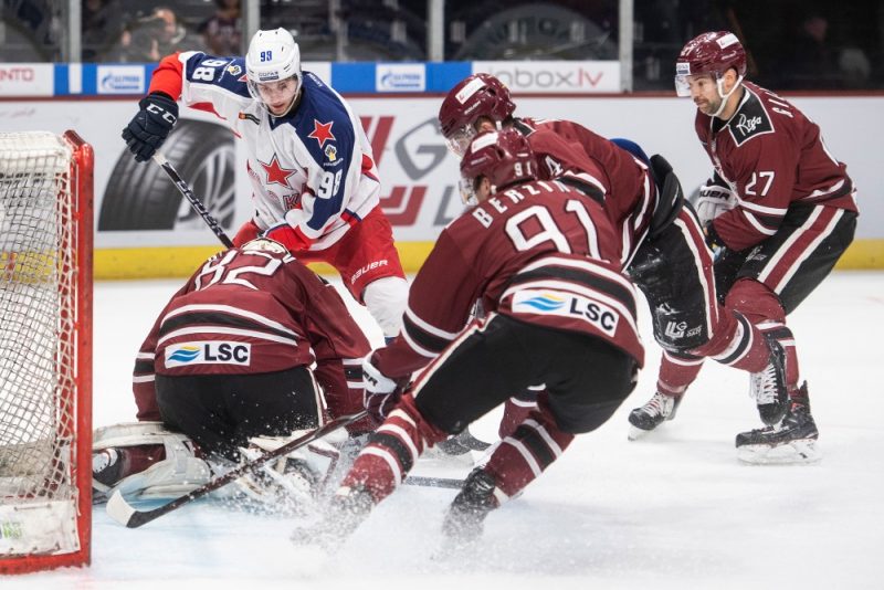Rīgas “Dinamo” hokejisti Cīrihē cīnās pret KHL līdervienību Maskavas “CSKA”.