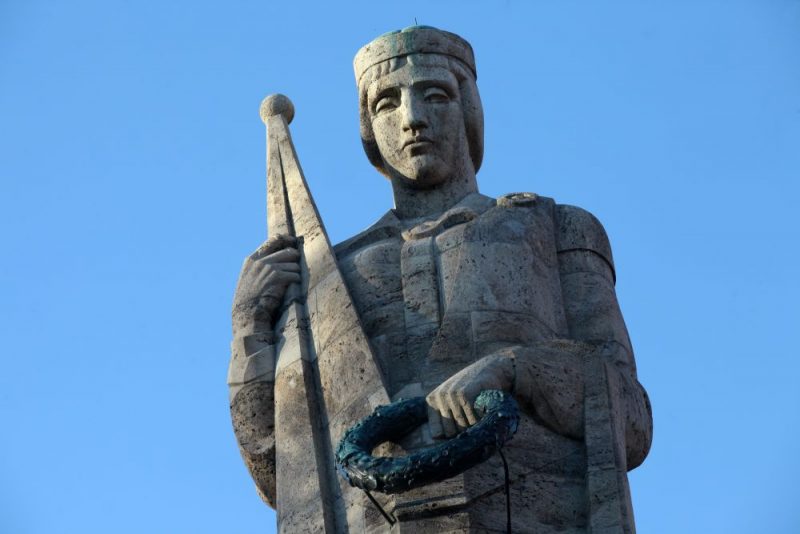 Skulptūra “Māte Latvija” Rīgas Brāļu kapos.