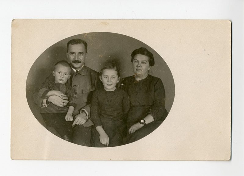 Daudziem dzimtu pārstāvjiem joprojām mājās ir radinieku fotogrāfijas. Jūlija Celma mazmeita Jeļena muzejam iedevusi brīnišķīgas vectēva fotogrāfijas. Attēlā: Jūlijs Celms ar sievu Mildu, meitu Laimu un dēlu Aleksandru, 20. gadsimta sākums.