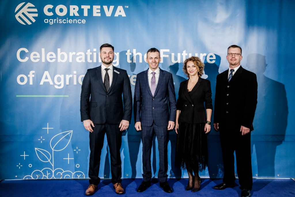 “Corteva Agriscience” pārstāvji Baltijas valstīs, no kreisās: Vitoldas Kievisas, Algis Čižauskas, Ingrida Kazlauskaite, un Zigmunds Kalniņš
