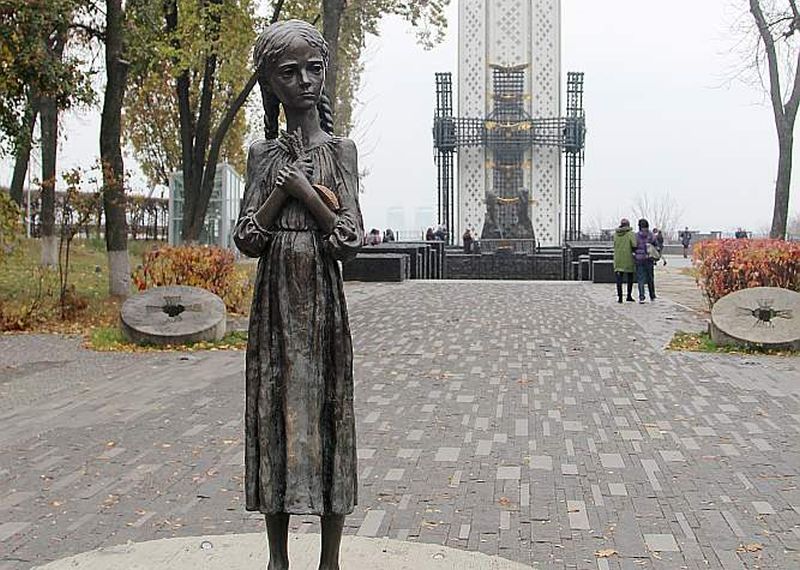Grūti vienaldzīgi paiet garām izsalkušās meitenes tēlam, kas sagaida memoriāla apmeklētājus. Daži te atstāj maizes gabaliņu vai ābolu.
