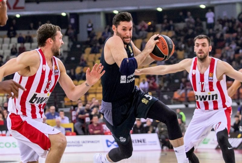 Jānis Strēlnieks (no kreisās) aizsardzībā cenšas apturēt Madrides “Real” līderi Rūdiju Fernandesu.