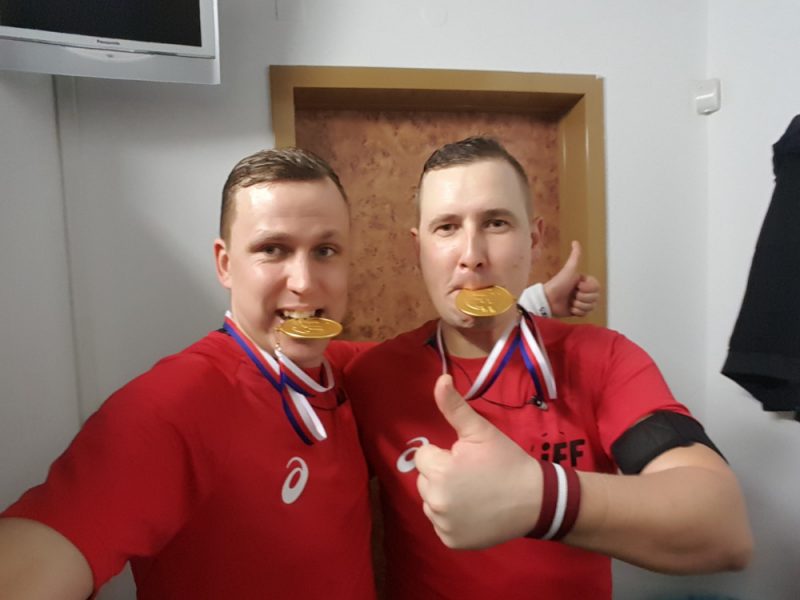 Mārtiņš Larinovs (pa kreisi) un Mārtiņš Gross ar pasaules čempionāta finālspēles tiesnešu piemiņas medaļām.