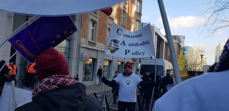 Protestu laikā Briselē.