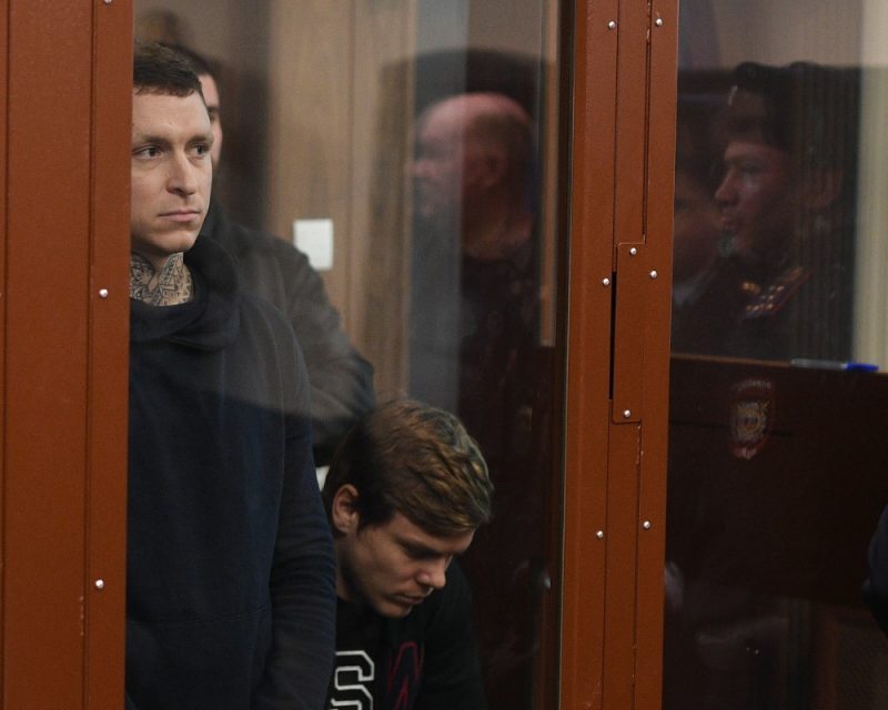 Futbolisti Pāvels Mamajevs (no kreisās) un Aleksandrs Kokorins tiesas zālē.