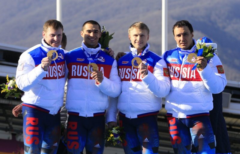 Krievijas bobslejistiem Aleksandram Zubkovam (no kreisās), Aleksejam Ņegodailo, Dmitrijam Truņenkovam un Aleksejam Vojevodam ir jāatdot Sočos izcīnītās zelta medaļas. Tiesa, krievu sportisti to nesteidz darīt.