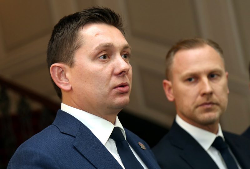 13. Saeimā ievēlētās partijas “KPV LV” pārstāvji – valdes priekšsēdētājs Artuss Kaimiņš (no kreisās) un premjera amata kandidāts Aldis Gobzems atbild uz žurnālistu jautājumiem pēc tikšanās tikšanās ar Valsts prezidentu Rīgas pilī, 19.10.2018.
