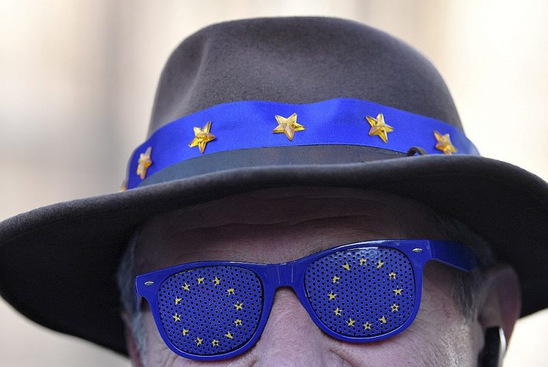Ja Britānija izstāsies no ES bez līguma, valstī palikt varēs tikai tie, kuri ir ieradušies līdz oficiālajam izstāšanās datumam – 2019. gada 29. martam, bet iesniegumi rezidenta statusam būs jāiesniedz līdz 2020. gada 30. decembrim.