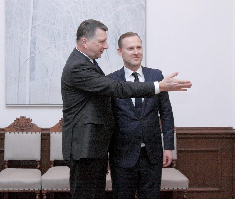 Valsts prezidents Raimonds Vējonis (no kreisās) Aldim Gobzemam: “Paldies, Gobzema kungs, tur ir durvis…”
