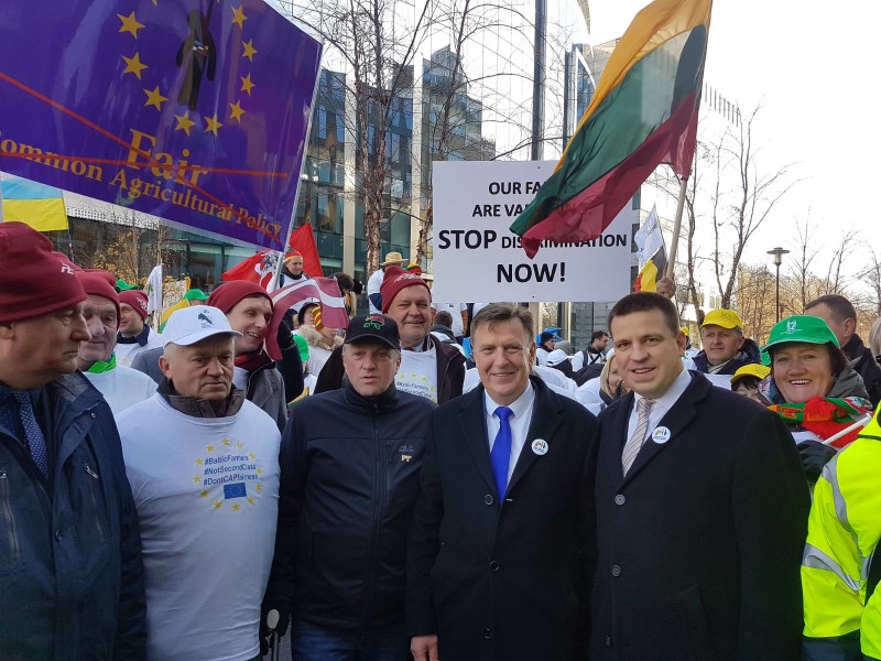 Lauksaimnieku protestu dalībnieki kopā ar Ministru prezidentu Māri Kučinski.