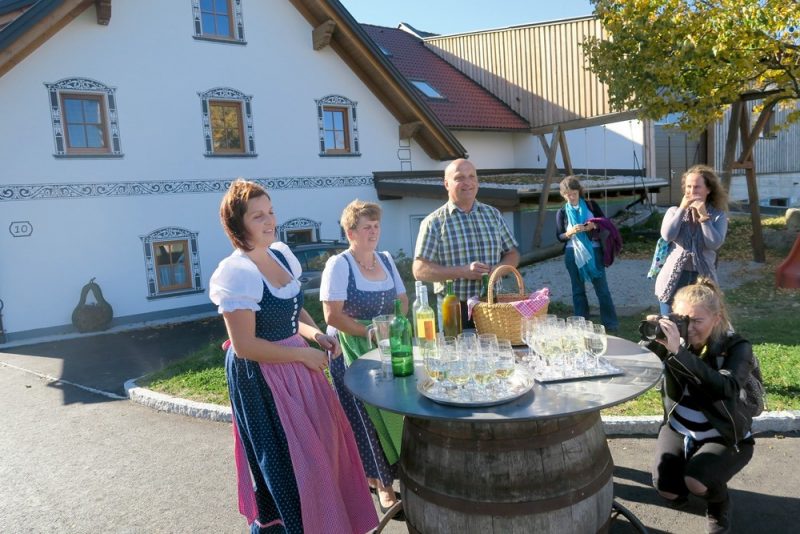 “Biohof Ebenbauer” saimnieks Gotfrīds Vāgners un viņa kundze Rozīna (otrā pa labi) bioloģiskās saimniecības naudas ienākumu papildināšanai iekārtojuši arī viesu namu.