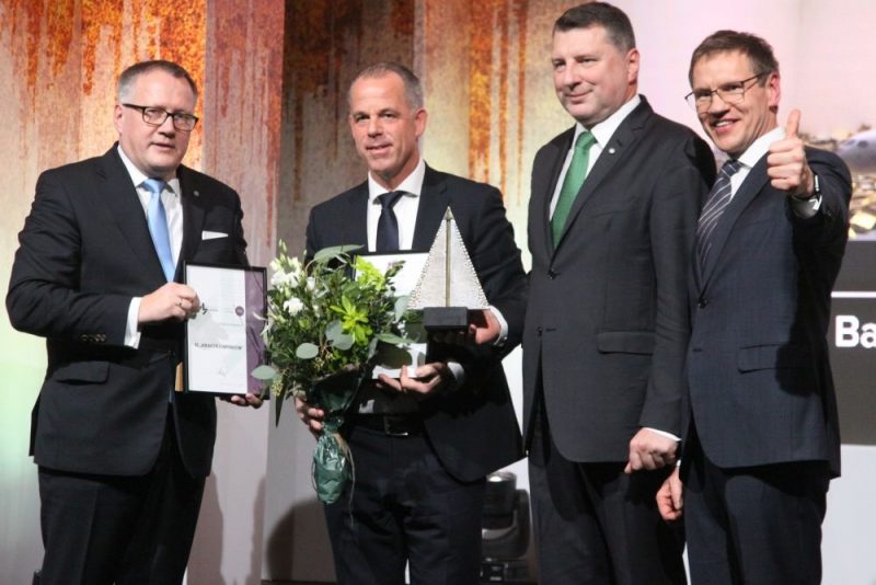 “Eksporta un inovācijas balva 2018” par labāko eksporta uzņēmumu jeb “Eksporta čempionu” atzīta Latvijas nacionālā aviokompānija AS “Air Baltic Corporation” (“airBaltic”), 13.12.2018.