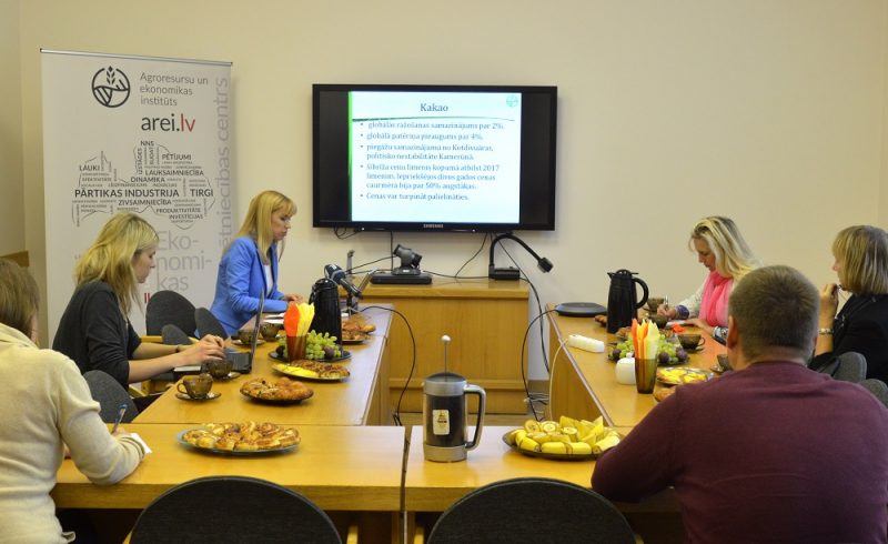 Agroresursu un ekonomikas institūta Lauksaimniecības tirgus veicināšanas centra vadītāja Ingūna Gulbe preses konferencē informē par pārtikas cenām.