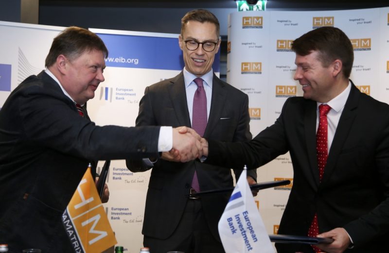 HansaMatrix” valdes priekšsēdētājs Ilmārs Osmanis (no kreisš), Eiropas Investīciju bankas viceprezidents Aleksandrs Stubs, Eiropas Komisijas ekonomists Mārtiņš Zemītis sarokojas pēc parakstītā aizdevuma līguma starp augsto tehnoloģiju uzņēmumu “HansaMatrix” un Eiropas Investīciju banku par 10 miljonu eiro finansējuma piešķiršanu.