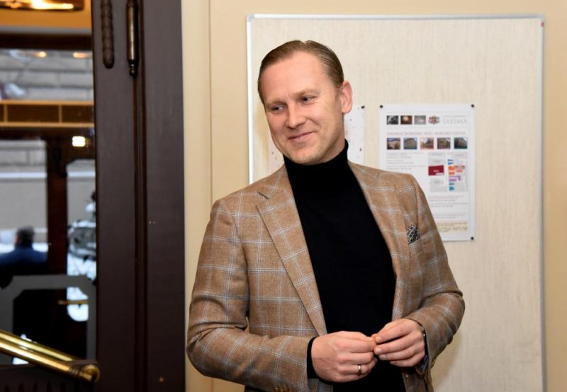 Ministru prezidenta amata kandidāts Aldis Gobzems pirms tikšanās ar piedāvātajā koalīcijas modelī iekļauto partiju pārstāvjiem, kurā iepazīstina ar valdības veidošanas “plānu B”.