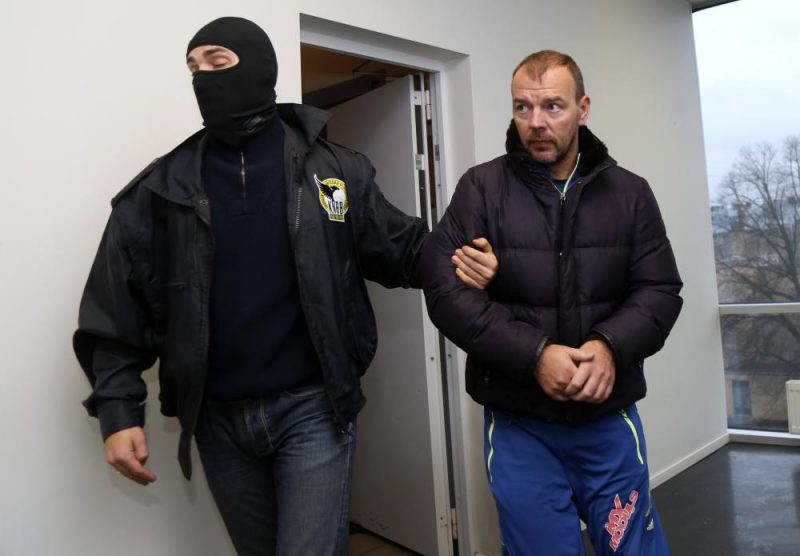 Māris Martinsons tiek konvojēts uz tiesas sēdi Rīgas pilsētas Vidzemes priekšpilsētas tiesā 2018. gada 12. decembrī.