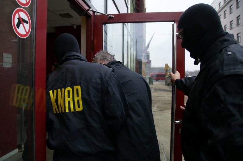 Korupcijas novēršanas un apkarošanas biroja ar “Rīgas satiksmes” veiktajiem iepirkumiem saistītajā kriminālprocesā aizturētais “Škoda” komercdirektors Vladislavs Kozaks tiek konvojēts uz tiesas sēdi Rīgas pilsētas Vidzemes priekšpilsētas tiesā, kur lems par drošības līdzekļa piemērošanu.