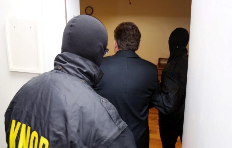 Leons Bemhens tiek konvojēts uz tiesas sēdi Rīgas pilsētas Vidzemes priekšpilsētas tiesā, kur lems par drošības līdzekļa piemērošanu.