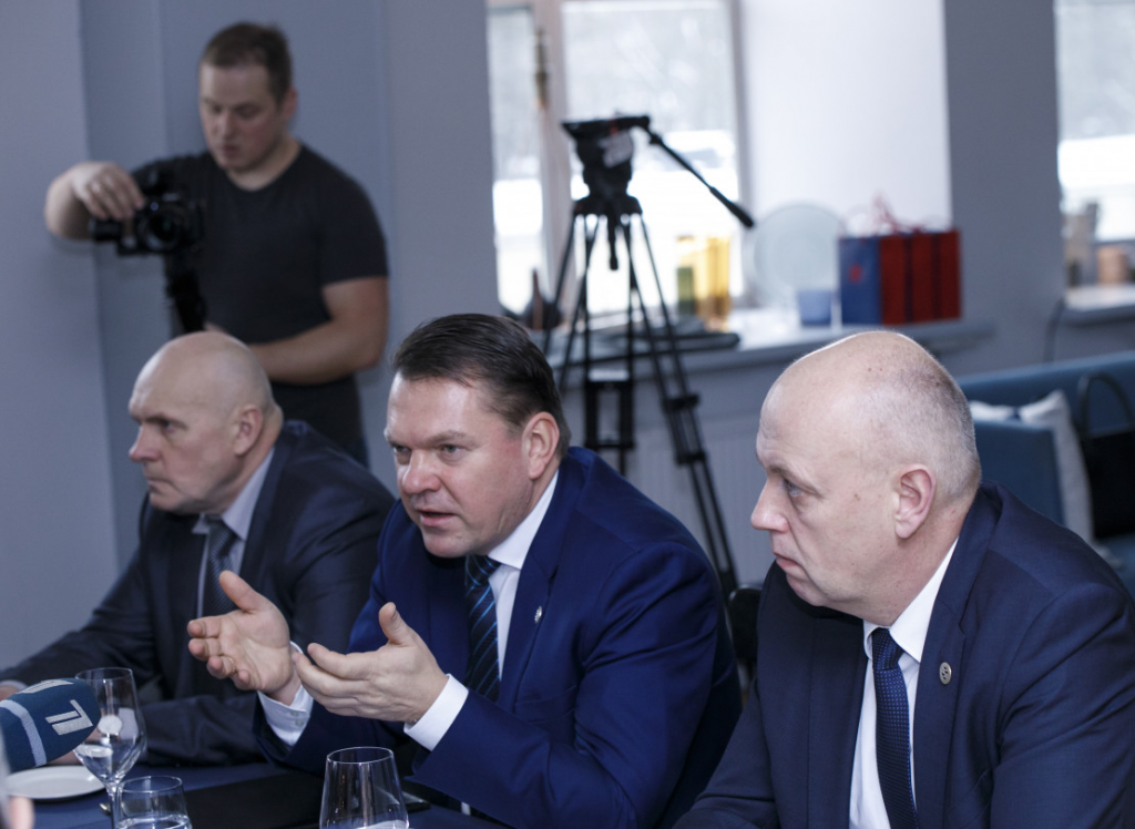 LDz prezidents Edvīns Bērziņš (vidū): Koncerns pilnveidoja stratēģisko redzējumu, īstenoja būtiskus modernizācijas un digitalizācijas projektus, kā arī strādāja pie liela mēroga infrastruktūras attīstības projektu sagatavošanas un starptautiskās sadarbības veicināšanas.