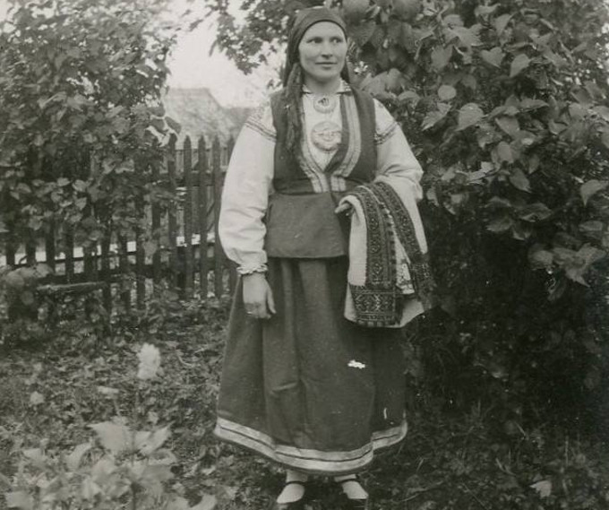 Rucaviete tautas tērpā. 1934. gads.
