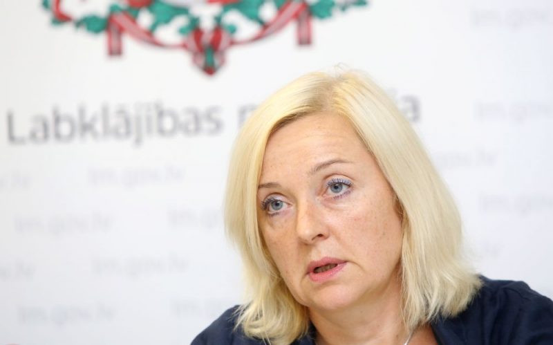 Labklājības ministrijas valsts sekretāra vietniece Jana Muižniece: “Sadarbība un dialogs starp darba devēju organizācijām, valsts institūcijām un arodbiedrībām, lai saskaņotu intereses sociālajos un ekonomiskajos jautājumos, garantē sociālo stabilitāti valstī.”