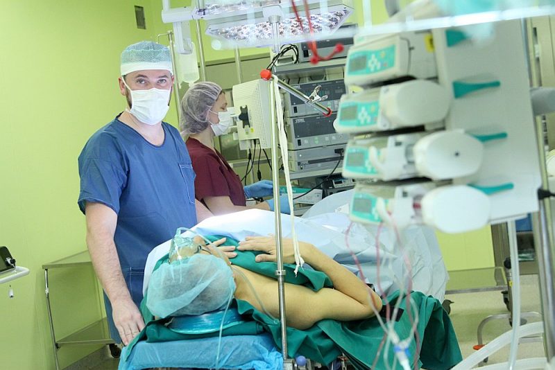 Ķirurgs Haralds Plaudis: “Mēs esam slimnīcā septiņos no rīta un beidzam operēt tad, kad ir beigusies operācija. Nevis četros novelkam cimdus un pasakām, mūsu darba laiks ir beidzies un mēs ejam mājās. Mēs operējam līdz septiņiem astoņiem vakarā, ja tas ir nepieciešams.”
