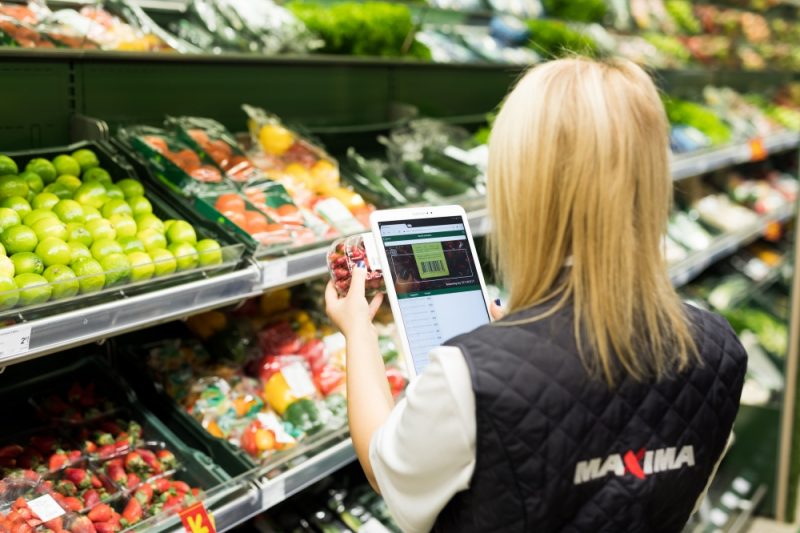 “Maxima Latvija” divos veikalos uzsāk pilotprojektu un ievieš inteliģentus digitālus risinājumus, kas palīdz savlaicīgāk identificēt pārtikas produktus, kam tuvojas derīguma termiņa beigas.