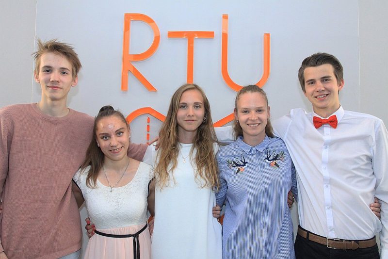RTU Inženierzinātņu vidusskolas absolventi Roberts Pavlovskis (no kreisās), Ieva Žube, Rebeka Anna Līpiņa, Renāte Karjavčenko un Roberts Dobelis kopā ar klasesbiedriem šopavasar kaldināja skolas lielos panākumus centralizētajos eksāmenos.