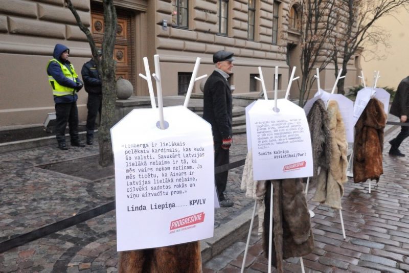 Partija “Progresīvie” pie Saeimas rīkoja akciju par godīgu politiku, kurai devuši nosaukumu “Apgriezto kažoku akcija”, 06.12.2018.