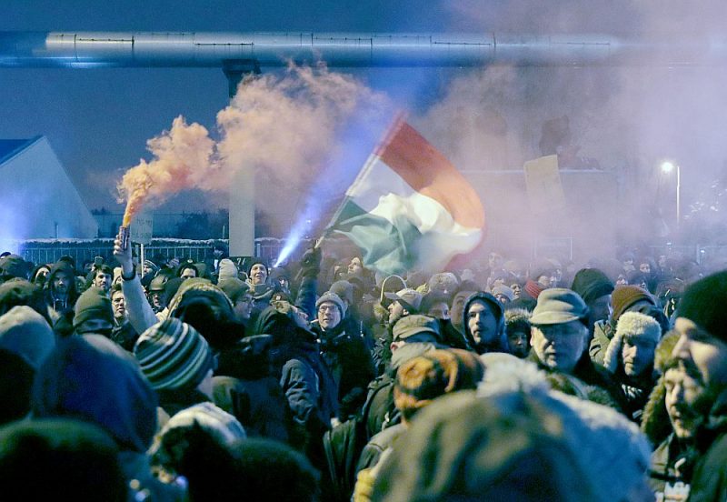 Demonstrācija Budapeštā pie valsts televīzijas ēkas pret premjerministra Viktora Orbāna valdības pieņemto “vergu darba likumu”.