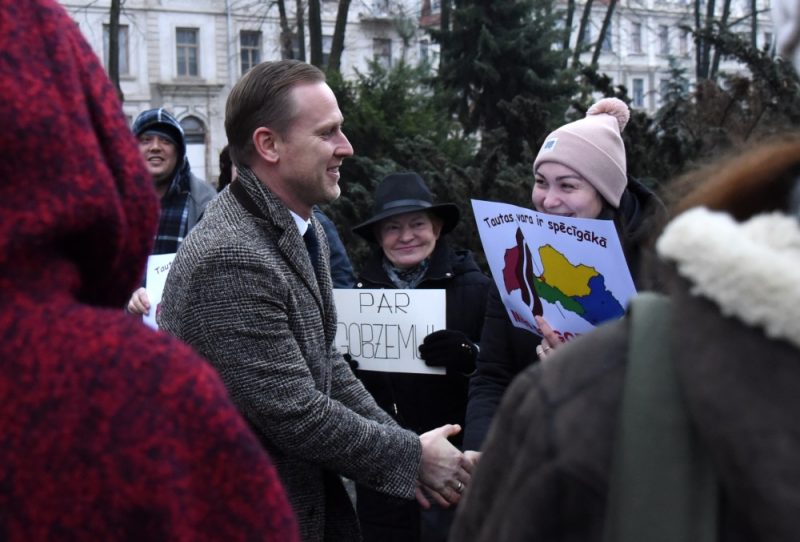 Zibakcija pie Rīgas pils Alda Gobzema atbalstam. Ministru prezidenta amata kandidāts Aldis Gobzems sarunājas ar atbalsta akcijas dalībniekiem pirms tikšanās ar Valsts prezidentu, 10.12.2018.