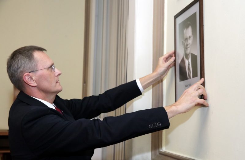 Arhīva foto. Bijušais finanšu ministrs Andris Vilks papildina bijušo ministru fotoportretu galeriju ar savu portretu.