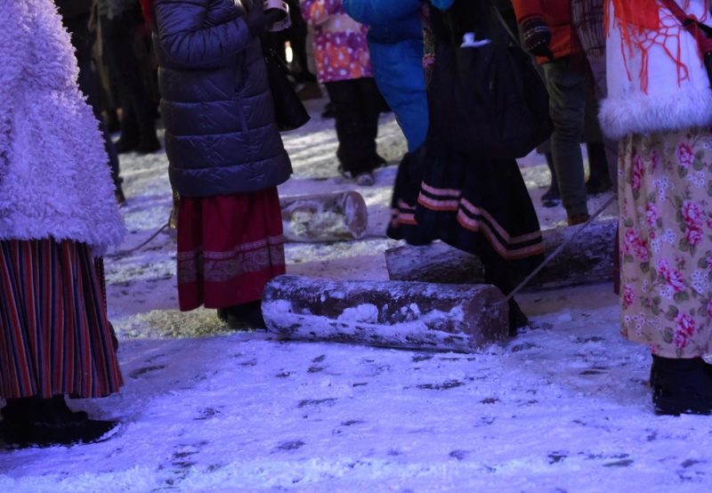 Rīgā svin ziemas saulgriežus un ķekatnieki velk bluķi cauri Vecrīgai, 21.12.2018.