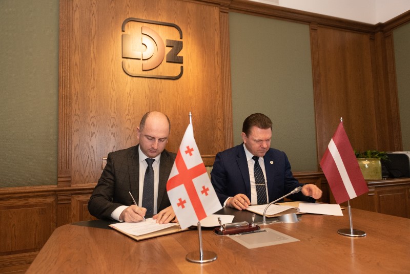 Gruzijas dzelzceļa uzņēmuma vadītājs Dāvids Peradze (no kreisās) un LDz prezidents Edvīns Bērziņš memoranda parakstīšanas brīdī.