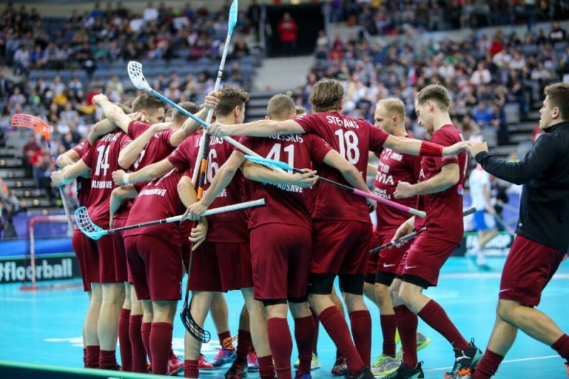 Latvijas florbola izlase priecājas par gūtiem vārtiem pret Slovākiju.