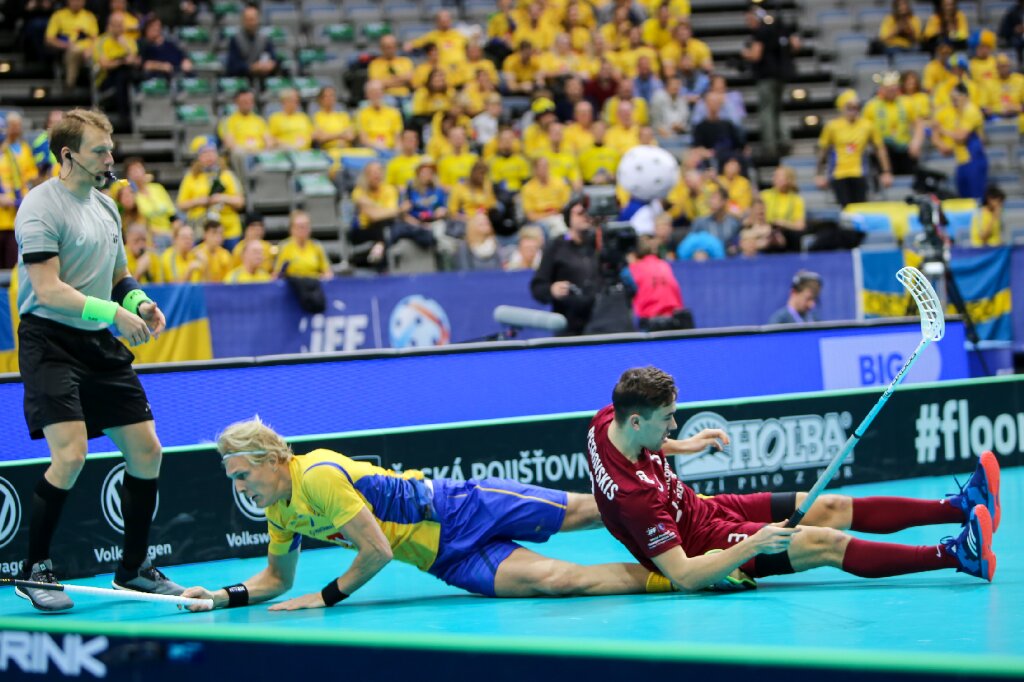 Latvijas florbola izlase cīnās pret titulēto Zviedriju.