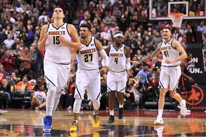 Nikola Jokičs (priekšplānā) un citi “Nuggets” spēlētāji.