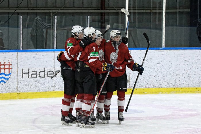 Latvijas junioru U-20 izlases hokejisti pārbaudes spēlē pret Austriju.