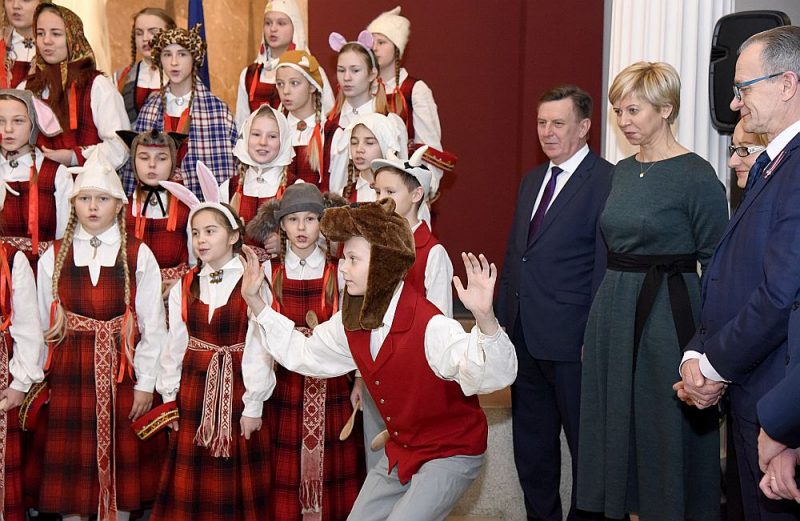 Valdības sēdē pirms Ziemassvētkiem ministri “apdāvināja” mediķus, izlemjot palielināt mediķu darba samaksu par 20%. Pēc valdības sēdes ministri devās uz Ministru kabineta eglītes atklāšanu, kurā piedalījās arī Lielvārdes Mūzikas un mākslas skolas skolēnu koris “Lielvārde”.