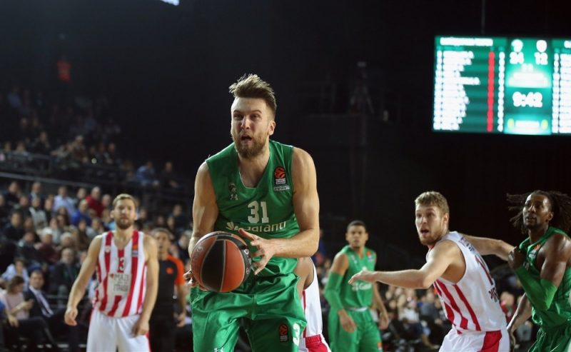 Žanis Peiners spēlē pret Pireju “Olympiakos”.