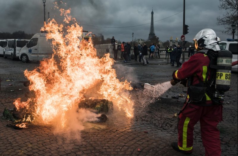 “Dzelteno vestu” protesti Parīzes ielās Francijā, 03.12.2018.