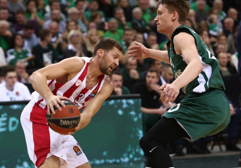 Jānis Strēlnieks (no kreisās) pret “Žalgira” basketbolistu Mariusu Grigoni.