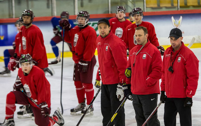 Latvijas U-20 hokeja izlases treneri un spēlētāji.