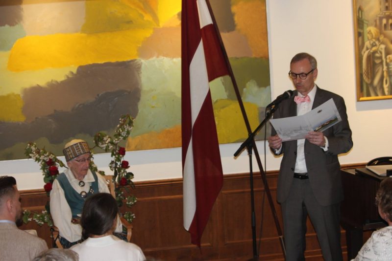 Valentīne Lasmane (pa kreisi) 2016.gada maijā Latvijas vēstniecībā Zviedrijā klausās, kā vēstnieks Gints Jegermanis nolasa Valsts prezidenta Raimonda Vējoņa apsveikumu viņas 100.dzimšanas dienā