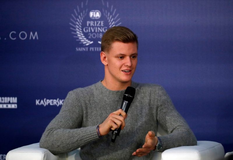 Miks Šūmahers iet tēva pēdās un spēris vēl soli tuvāk F-1 čempionātam, kļūstot par “Ferrari” komandas pilotu akadēmijas dalībnieku.