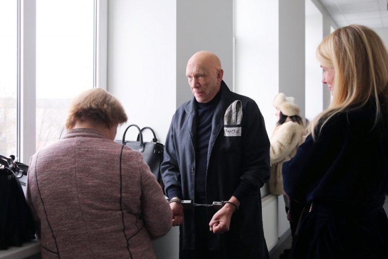 Apsūdzētais uzņēmējs Jūlijs Krūmiņš pirms tiesas sēdes Rīgas pilsētas Vidzemes priekšpilsētas tiesā, kur sāks skatīt pret viņu, Maiju Krieviņu un Tatjanu Morozovu ierosināto krimināllietu par kukuļdošanu, kukuļņemšanu un dienesta viltojumu saistībā ar kāda objekta nodošanu ekspluatācijā, 23.01.2019.